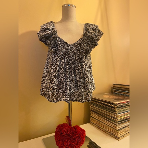 ❤️ Universal Thread Black and White Floral Blouse - Picture 2 of 7